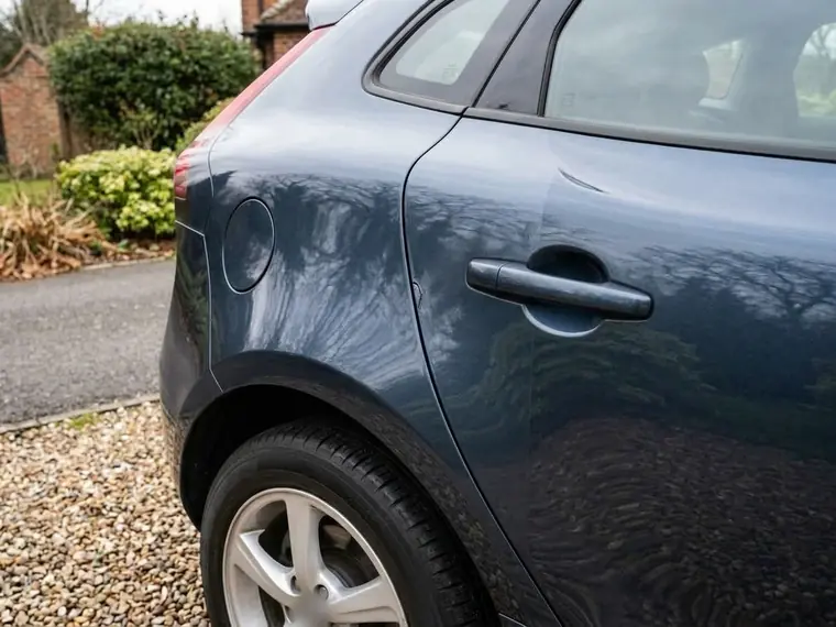 Frisch lackierte hintere Tür und Seitenwand eines jüngeren Autos
