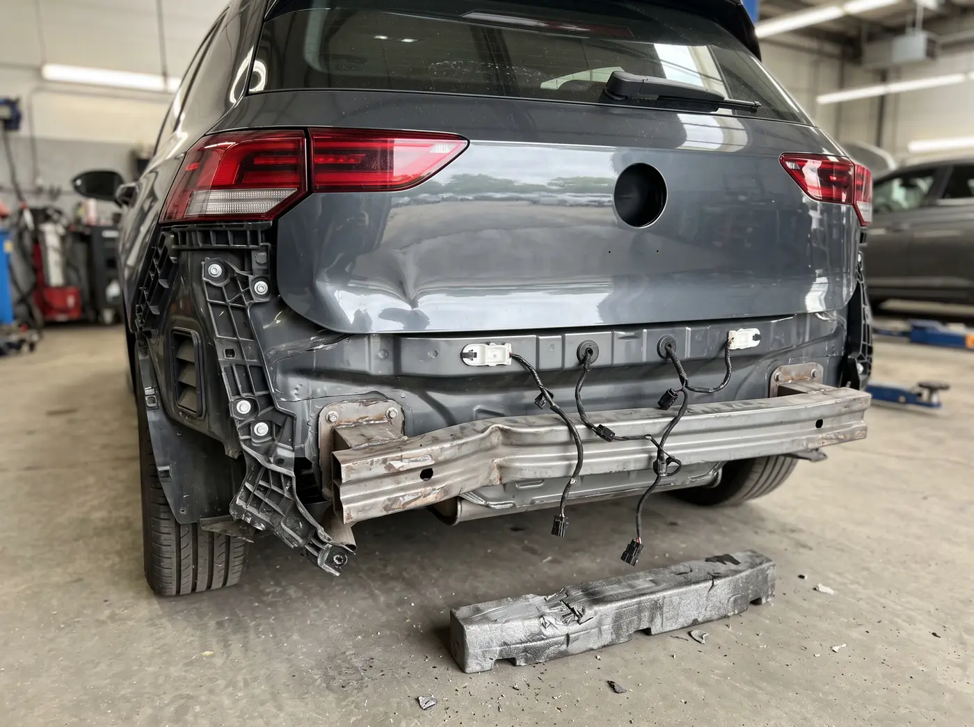 Heck eines Autos mit abgenommener Stoßstange, sichtbar sind Querträger, Crashboxen, Halter und Sensorhalter